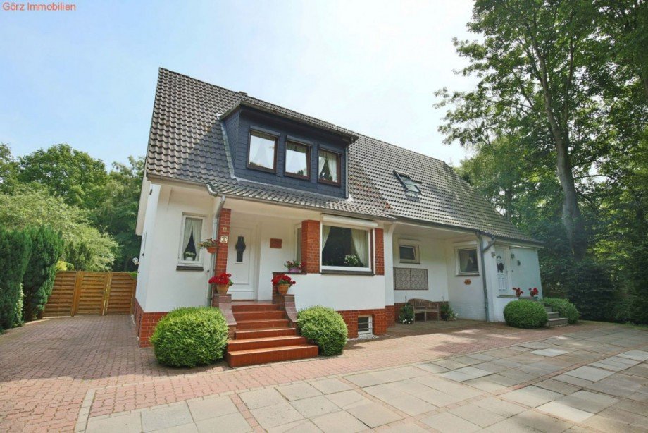 Eingang Haupthaus, links, Eingang Einliegerwohnung, rechts Haus Hamburg