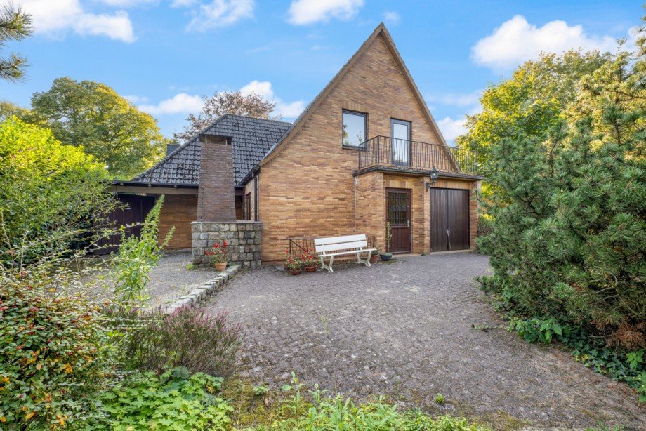Terrassenbereich R�ckseite mit Grillkamin Einfamilienhaus Tangstedt