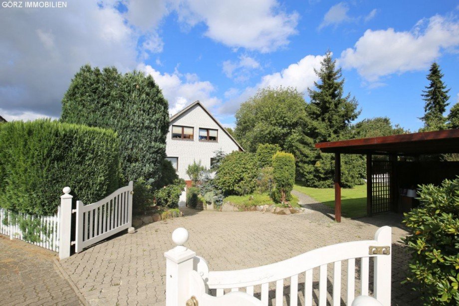 Auffahrt mit Friesentor Zweifamilienhaus Norderstedt