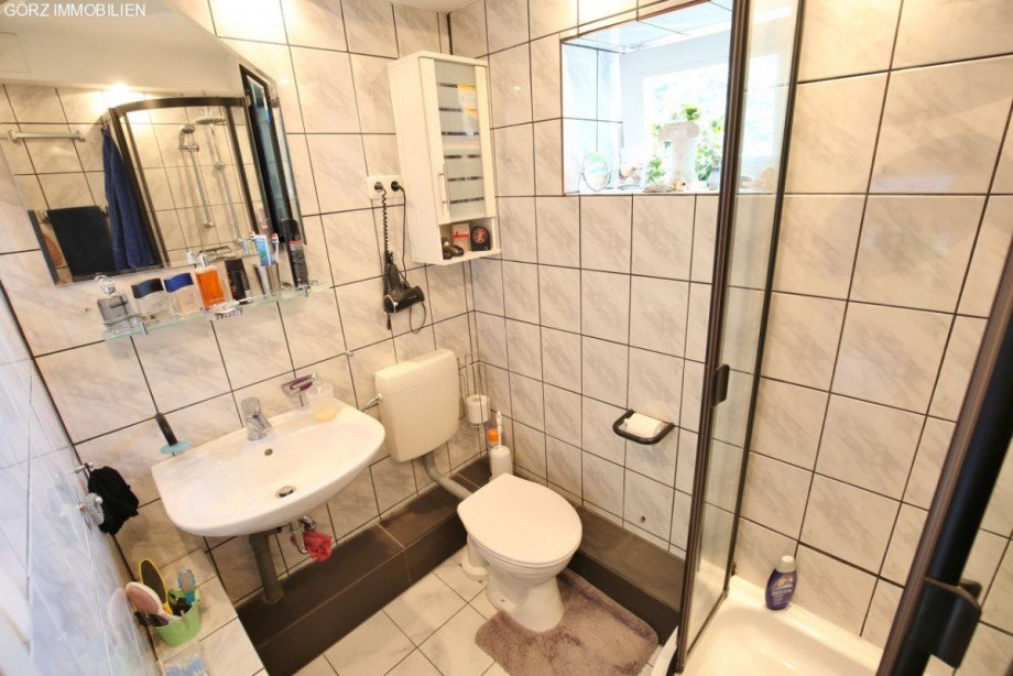 G�ste WC mit Dusche im Erdgeschoss Einfamilienhaus Kaltenkirchen