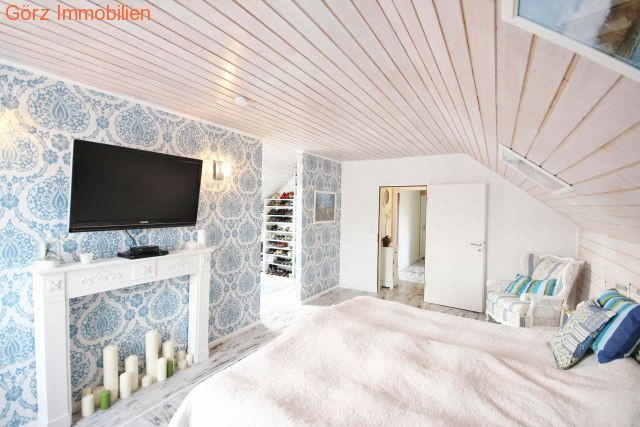 Schlafzimmer mit begehbarem Kleiderschrank im DG Einfamilienhaus Ellerau