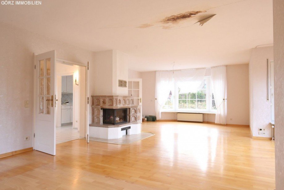 Helles Wohnzimmer mit Kamin Einfamilienhaus Norderstedt