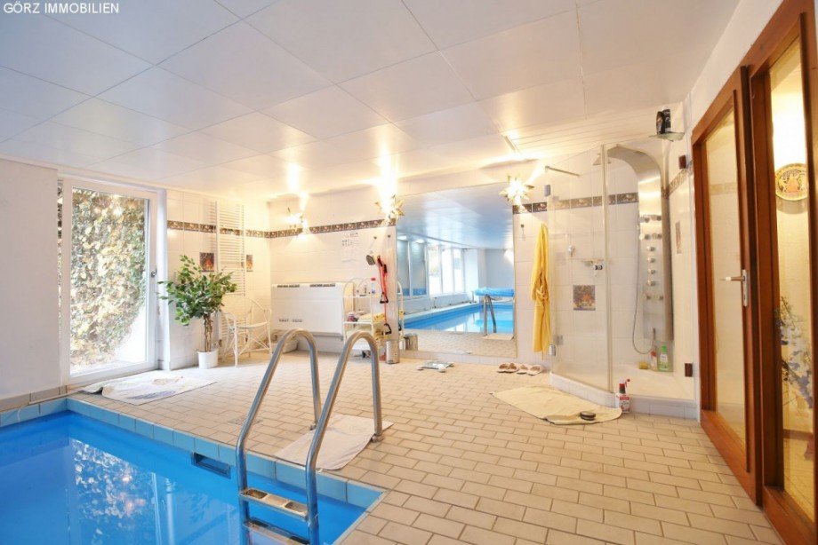 Poolbereich mit Dusche und Zugang zur Terrasse Einfamilienhaus Quickborn-Heide