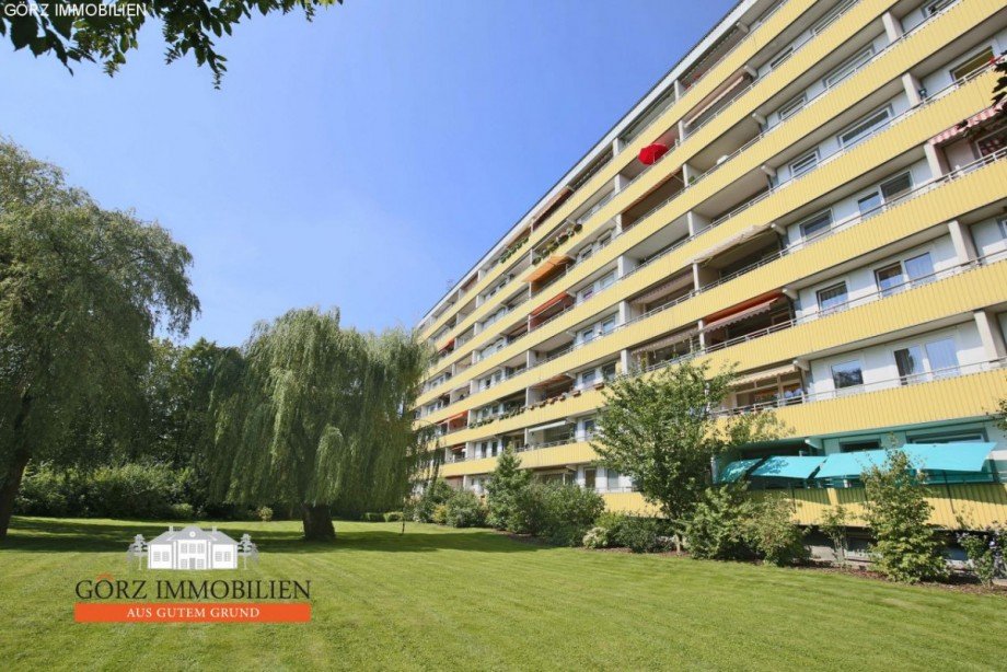 Gr�nfl�che vor dem haus Etagenwohnung Pinneberg