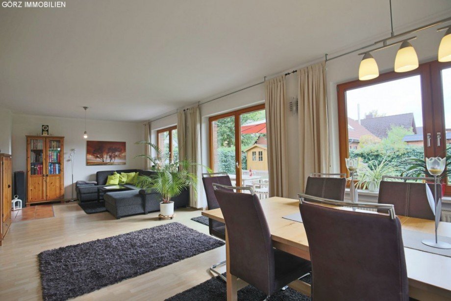 Gro�z�giges Wohnzimmer mit Essbereich Einfamilienhaus Norderstedt