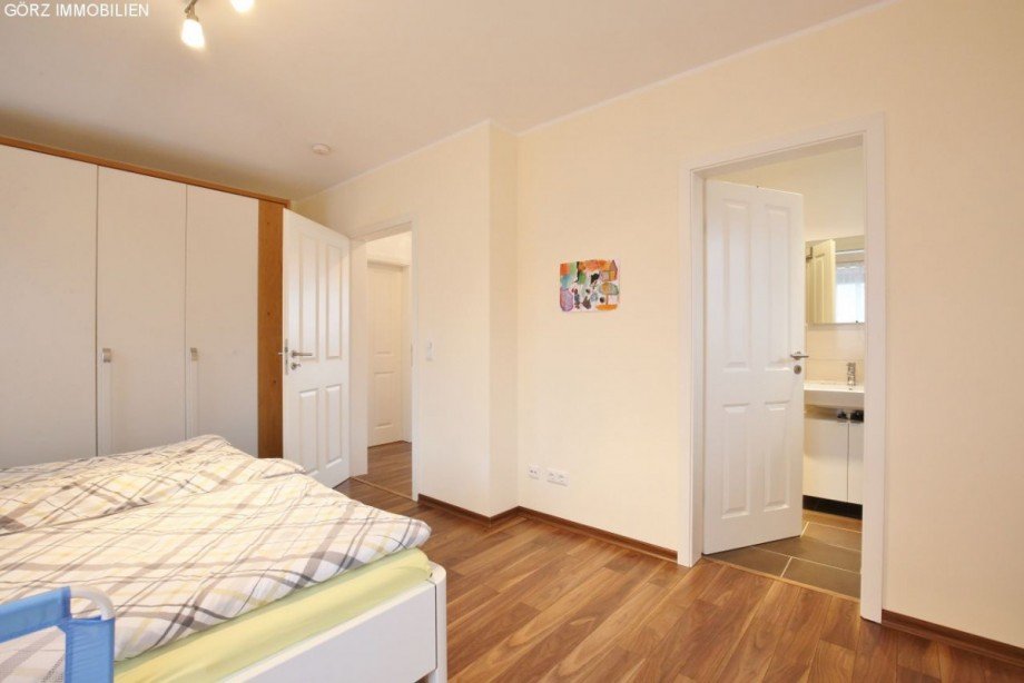 Blick auf das Badezimmer welches vom Schlafzimmer abgeht Stadthaus Norderstedt