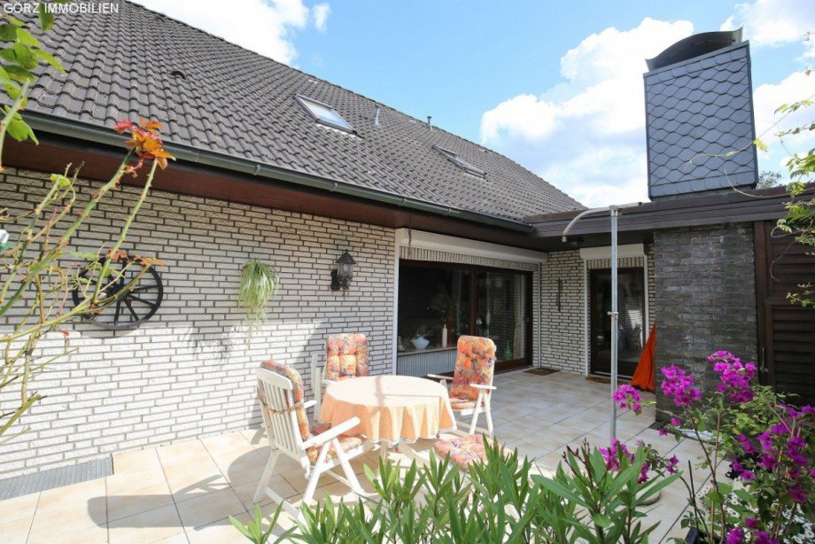 S�d West Terrasse mit kleinem Schuppen Zweifamilienhaus Norderstedt