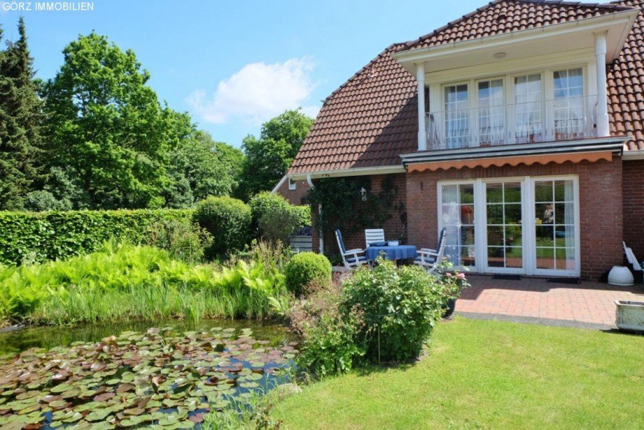 Gartenteich mit Seerosen Einfamilienhaus Norderstedt