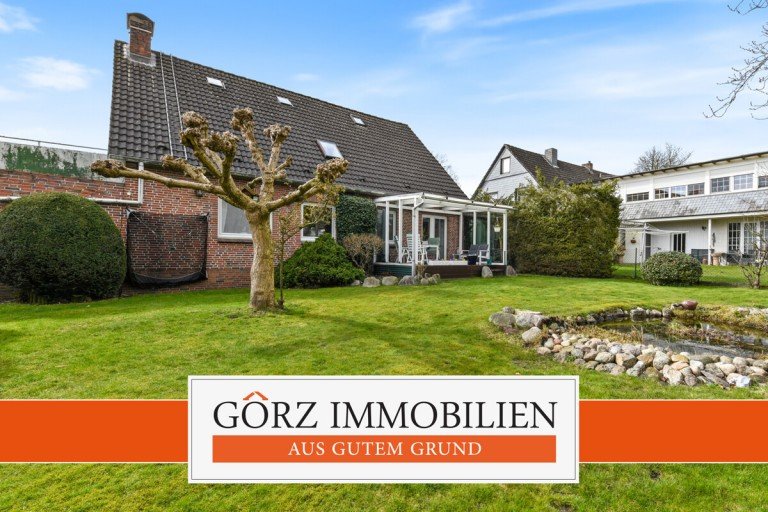 Hausansicht vom Garten Tangstedt Zweifamilienhaus Sch�nes Zweifamilienhaus in ruhiger, zentraler Lage am Dorfteich! Eine Wohnung frei, eine vermietet