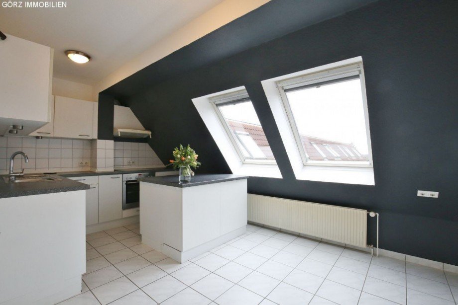viel Helligkeit durch die Fenster in der K�che Dachgeschosswohnung Norderstedt