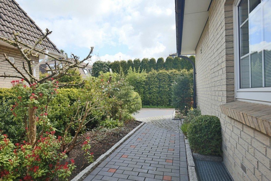 Weg zum Garten Doppelhaush�lfte Norderstedt / Harksheide