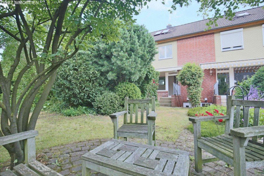 Sitzplatz unter B�umen Reihenmittelhaus Norderstedt
