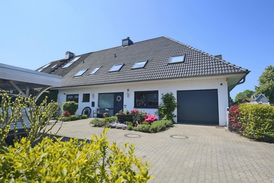 Front-Ansicht und Garage Villa Tangstedt
