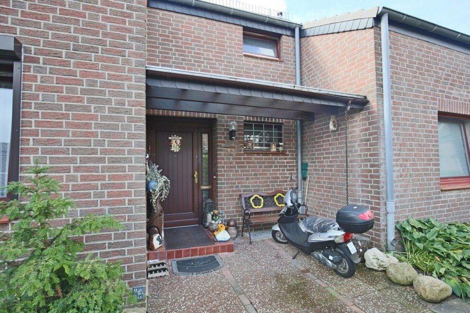 �berdachter Eingang Reihenmittelhaus Norderstedt