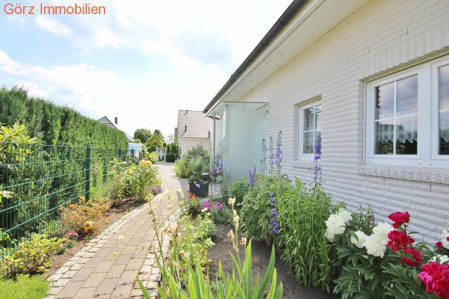 Nett angelegter Pfad vor dem Haus Einfamilienhaus Norderstedt