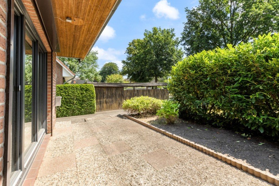 Terrasse mit Blick zur Einfahrt Doppelhaush�lfte Norderstedt