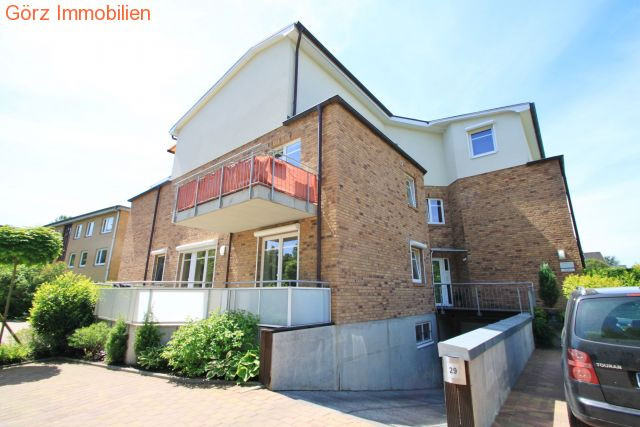 Einfahrt zur Tiefgarage + Au�enansicht Terrassenwohnung Ellerau