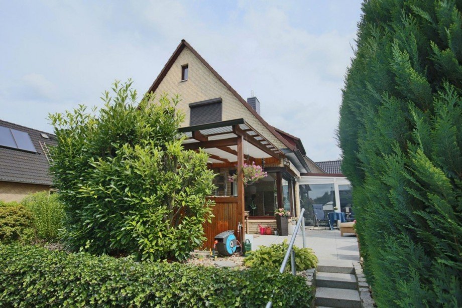 Blick vom Garten Zweifamilienhaus Norderstedt