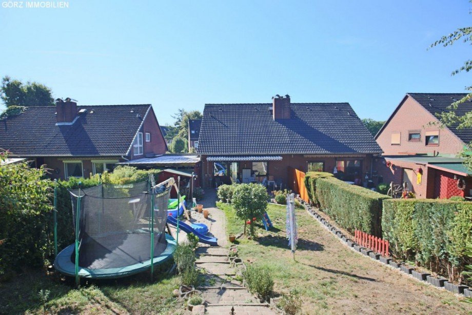 gro�er Garten Doppelhaush�lfte Rellingen