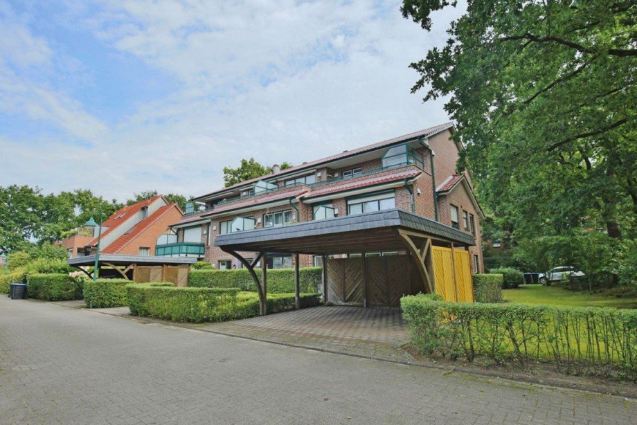 R�ckansicht mit Carports Dachgeschosswohnung Norderstedt