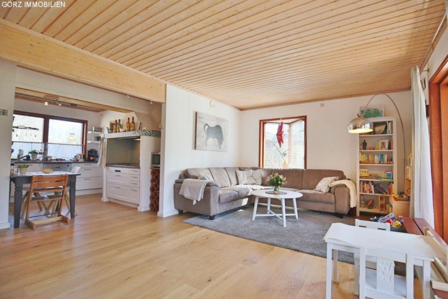 Das helle Wohnzimmer mit offener K�che Einfamilienhaus Norderstedt