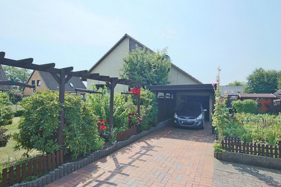 Carport und Freiplatz Einfamilienhaus Kaltenkirchen
