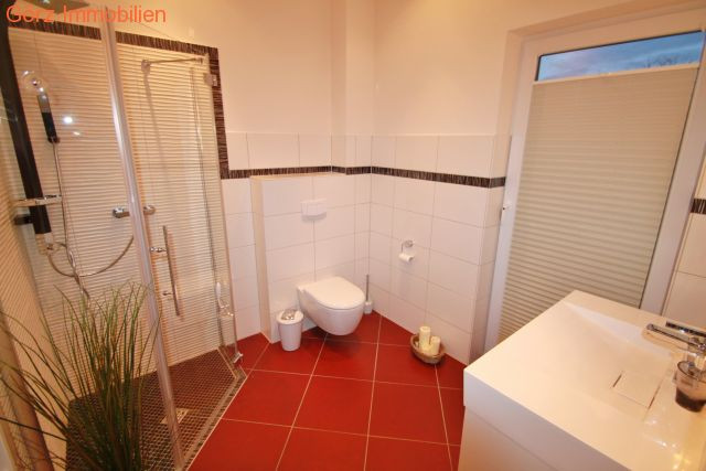 Vollbad mit Whirlpool & Dusche Maisonettewohnung Barmstedt