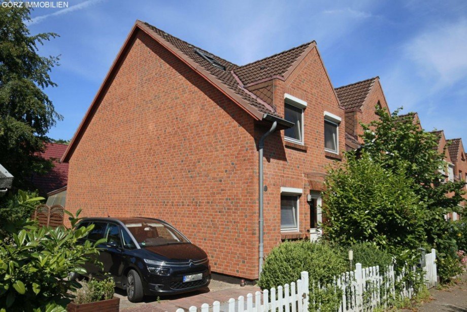 Seitenansicht, Parkplatz Reihenendhaus Pinneberg