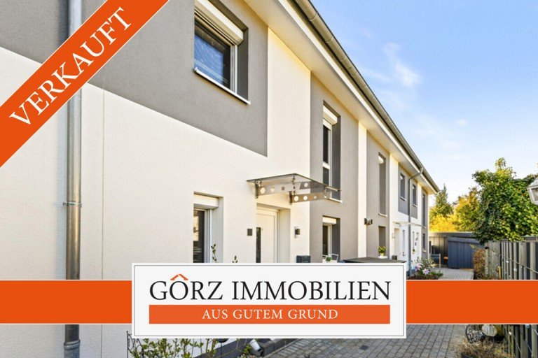 Nahe Reihenmittelhaus *VERKAUFT* Neuwertiges modernes Townhouse in KFW 40 Standard A+ mit hübscher Terrasse und 2 Stellplätzen