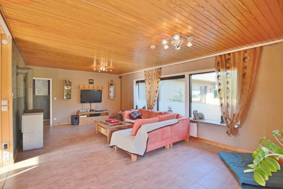 Gro�es Wohnzimmer mit Kamin Doppelhaush�lfte Tornesch