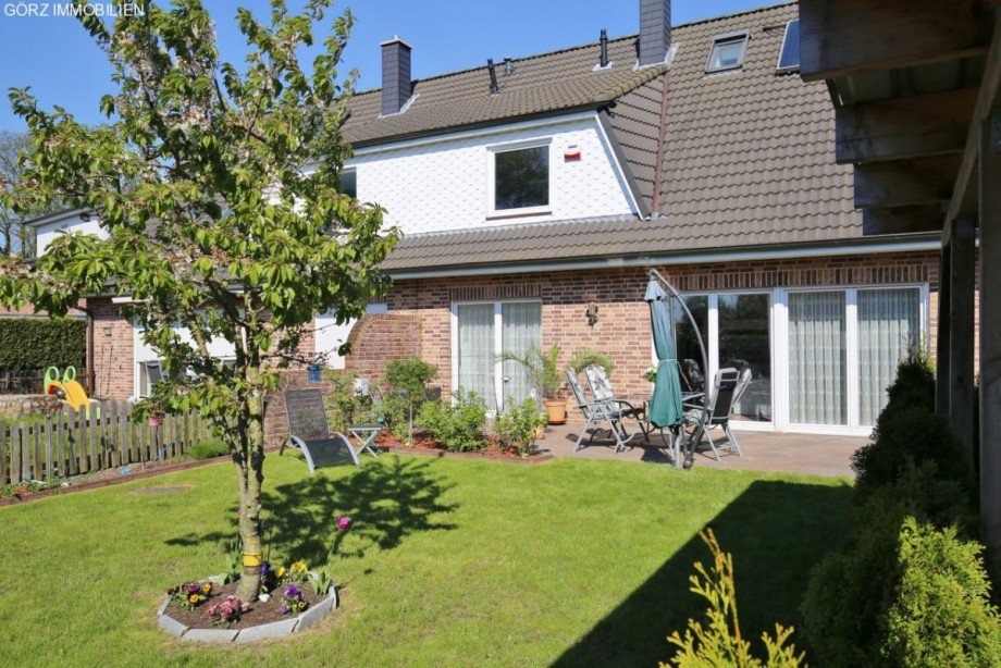 Blick auf die Terrasse vom Carport aus Doppelhaush�lfte Quickborn