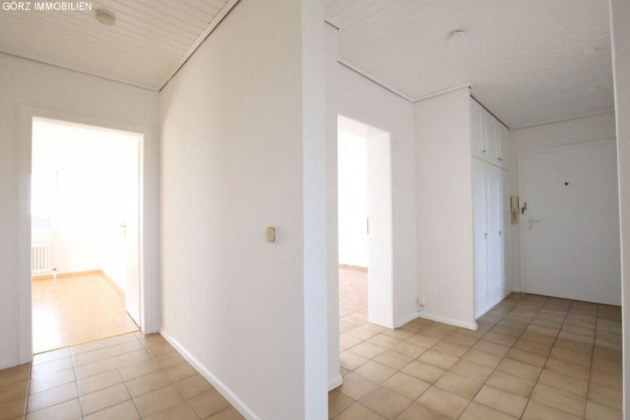 Heller gefliester Flur Dachgeschosswohnung Henstedt-Ulzburg