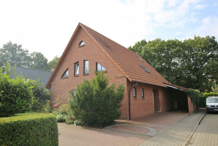 Stra�enansicht mit Carport und Stellplatz Einfamilienhaus Norderstedt