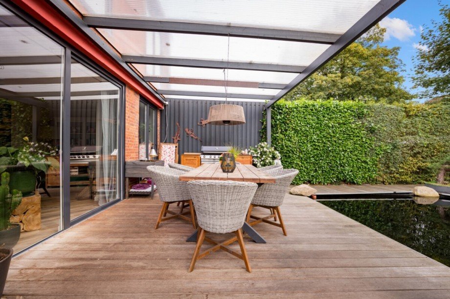 �berdachte Holzterrasse Reihenendhaus Hamburg / Lurup