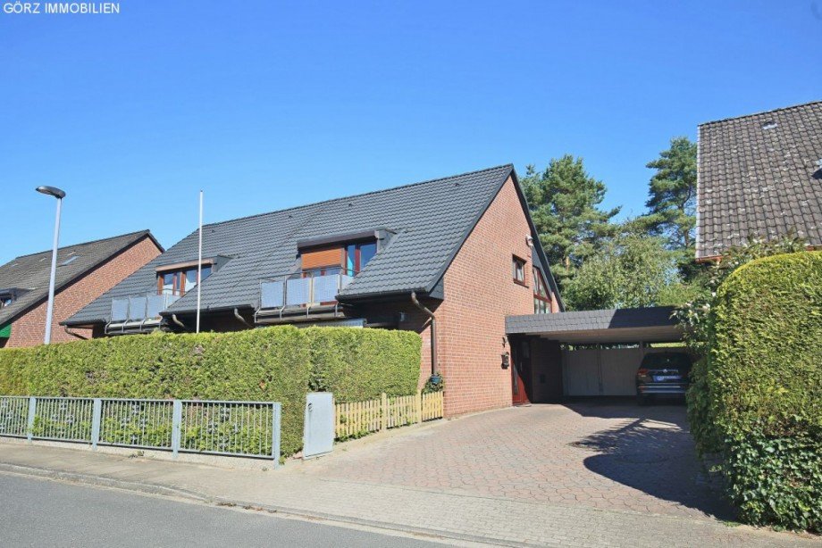 Hausansicht mit Blick auf das Carport Doppelhaush�lfte Rellingen