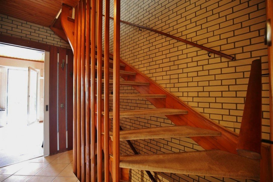 massive Holztreppe Reihenhaus Norderstedt
