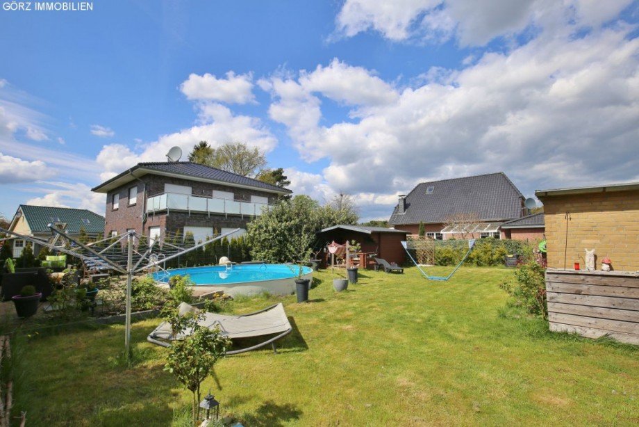 gro�er Garten mit Gartenhaus Doppelhaush�lfte Quickborn-Heide