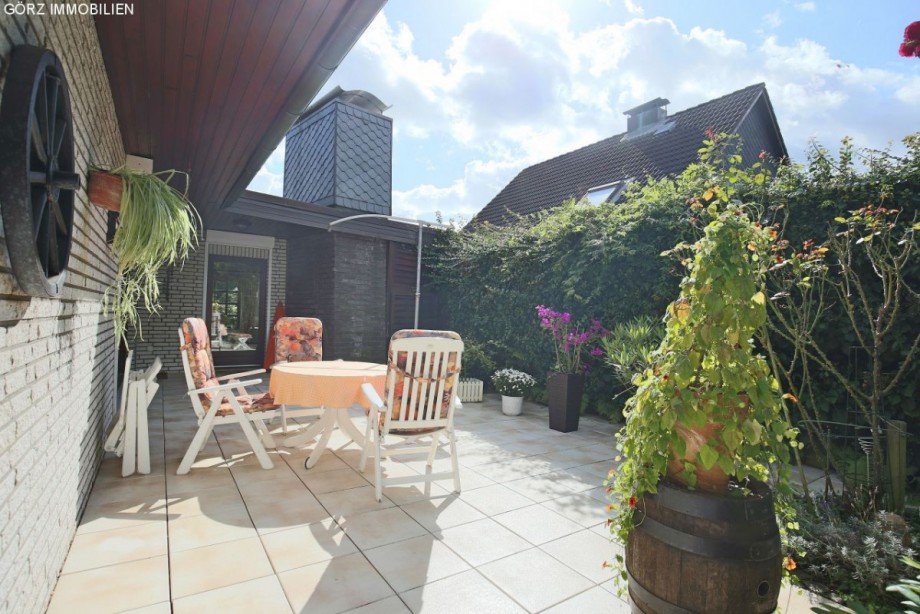 Terrasse mit Au�enkamin Zweifamilienhaus Norderstedt