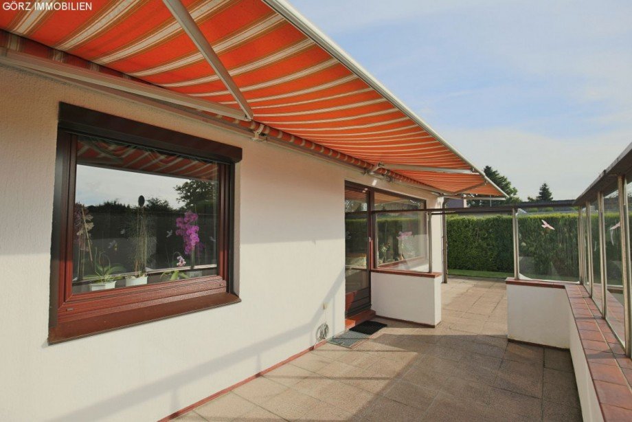 gro�e Markise auf der Terrasse Einfamilienhaus Alveslohe