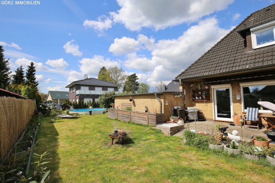 Blick in den Garten zum Pool Doppelhaush�lfte Quickborn-Heide