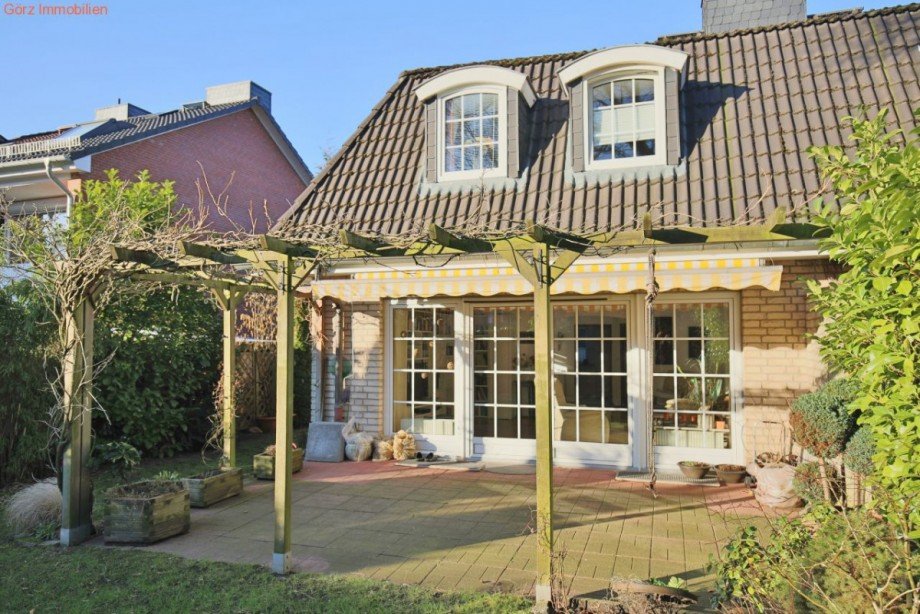 gro�e Terrasse mit Markise Doppelhaush�lfte Norderstedt