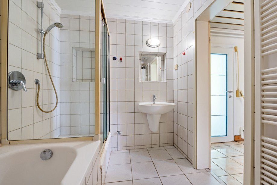 Vollbad blick zum Eingang 1 Einfamilienhaus Hamburg Horn