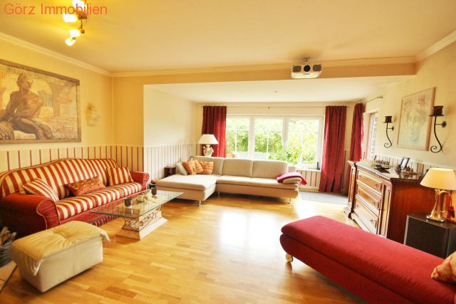 Das Wohnzimmer ist gro� und hell Einfamilienhaus Sarlhusen