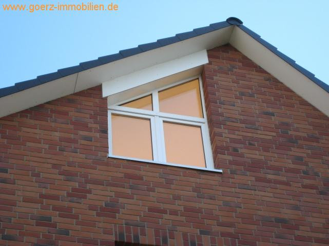 Hier ist kein Licht an - das ist die Sonne die ins Zimmer scheint. Dachgeschosswohnung Norderstedt