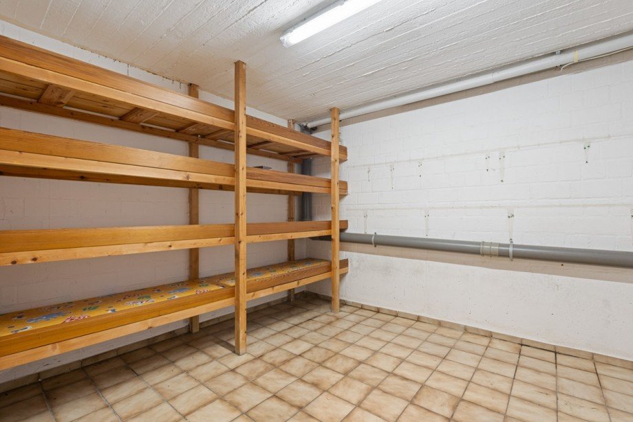 Vorratskeller mit Regalen Doppelhaush�lfte Norderstedt