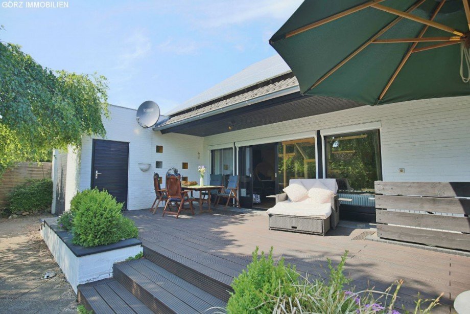 Terrasse und Zugang zur Garage Einfamilienhaus Kaltenkirchen