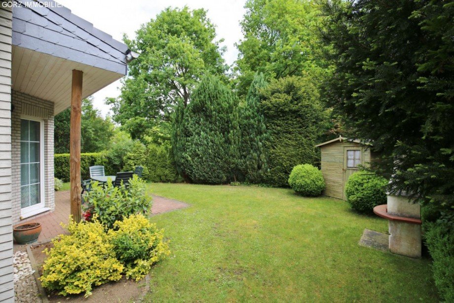 Garten mit Au�enkamin und Gartenhaus Doppelhaush�lfte Norderstedt