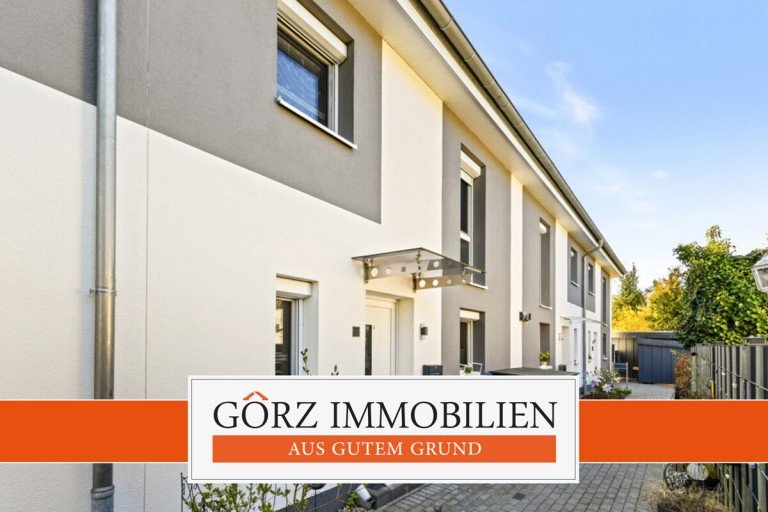 Townhouse Nahe Reihenmittelhaus ***RESERVIERT*** Neuwertiges modernes Townhouse in KFW 40 Standard A+ mit h�bscher Terrasse und 2 Stellpl�tzen