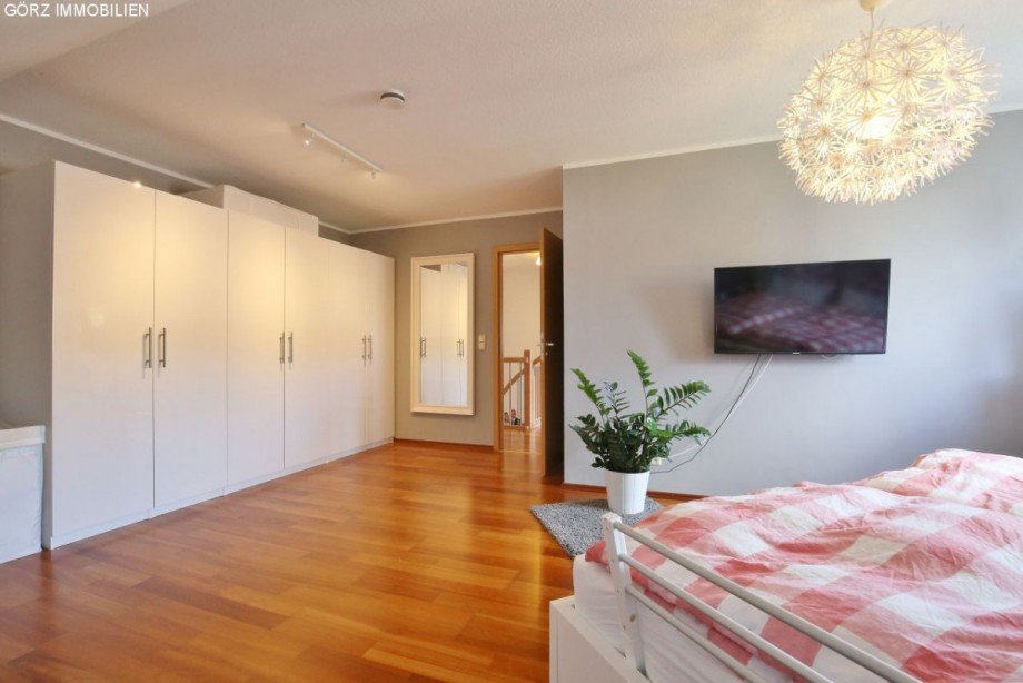Schlafzimmer, Blick zur Galerie Doppelhaush�lfte Pinneberg
