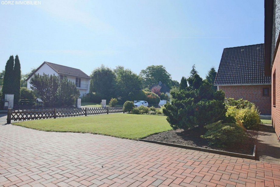 Auffahrt und Vorgarten Einfamilienhaus Norderstedt